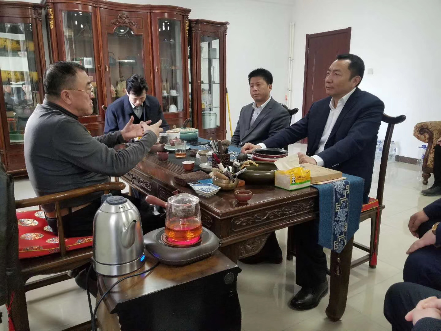 宽城区郭中凡副区长,在商务局房德局长,南广街道冯刚书长陪同下,现场