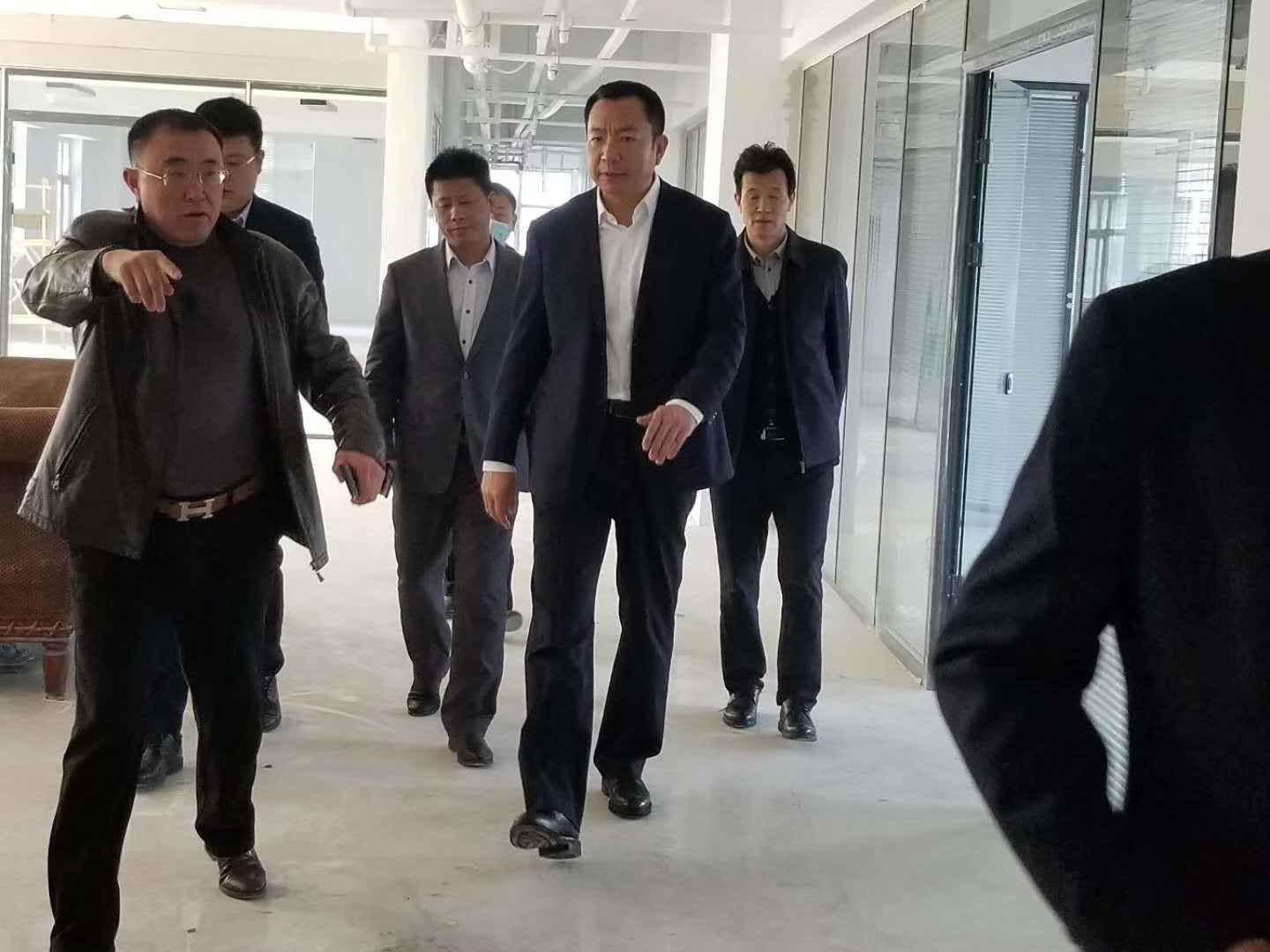宽城区郭中凡副区长,在商务局房德局长,南广街道冯刚书长陪同下,现场
